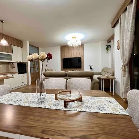 Apartment Maxim Apartment, 1km Fr